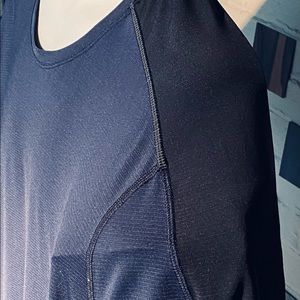 lululemon metal vent tech shirt great condition fits like a xl/xxl blue / black